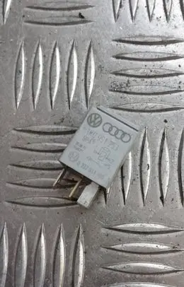 Volkswagen PASSAT B6 Other relay 1k0951253