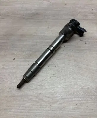 Hyundai Santa Fe Fuel injector 338002r100