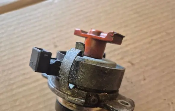 Volkswagen Golf III Spark distributor 0237520034 021905205AE