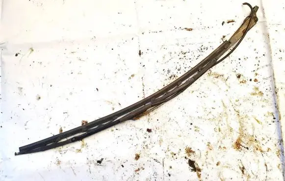 Peugeot 405 Front wiper blade arm