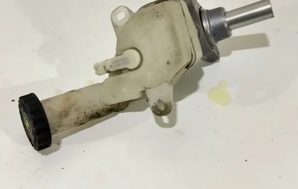 Mitsubishi Outlander Brake fluid reservoir 