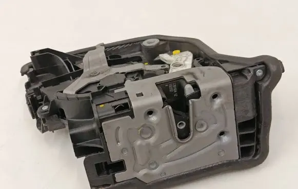 BMW 2 F46 Front door lock 7281934 A046465 18283810