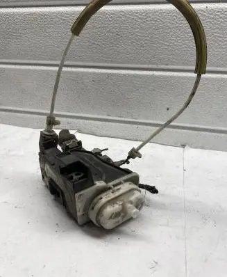 Audi A6 S6 C4 4A Front door lock 4A0173