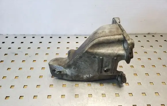 Suzuki Grand Vitara II Engine mounting bracket