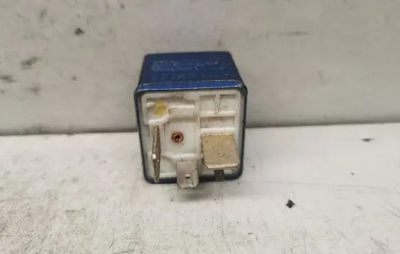 Audi A4 S4 B5 8D Glow plug pre-heat relay 8A0951253