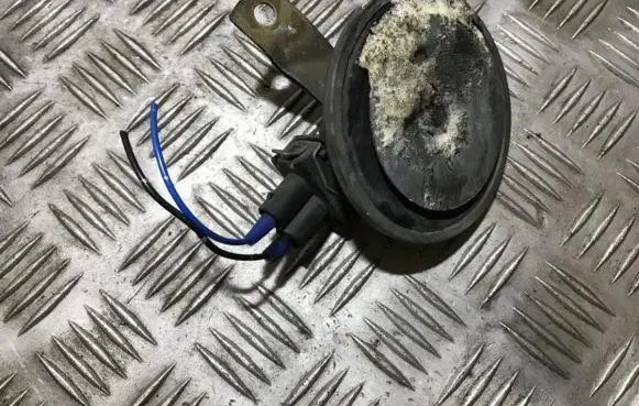 Mitsubishi Carisma Horn signal e10020011