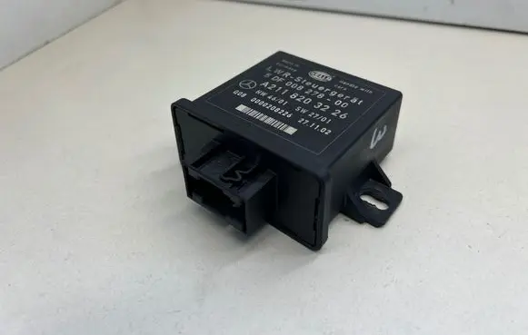 Mercedes-Benz E W211 Light module LCM 5DF00827800 0000208226 A2118203226