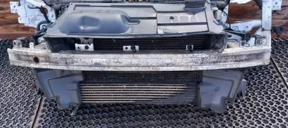 Renault Megane III Radiator support slam panel