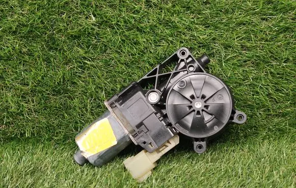 Ford Fusion II Front door window regulator motor DS73F23200BD