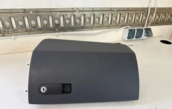 Volkswagen Transporter - Caravelle T5 Glove box