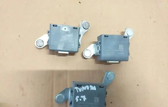 Toyota Tundra II Trunk lid opening control unit 89769-0C022