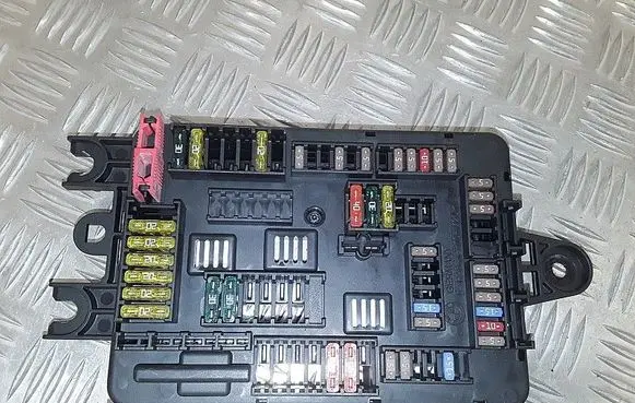 BMW 3 F30 F35 F31 Fuse module 10688710 926111102