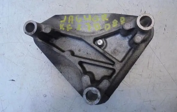 Jaguar XF X250 Engine mounting bracket