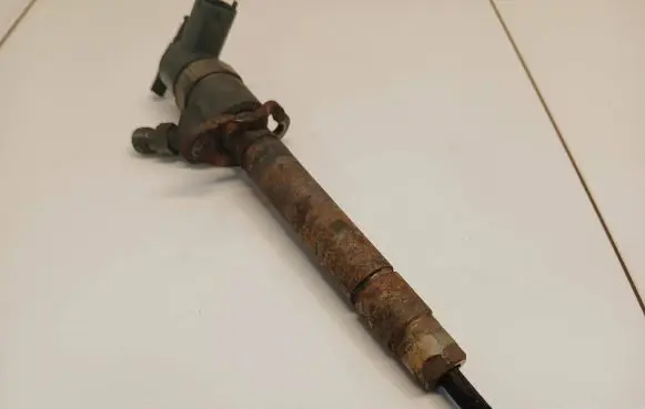 Volvo S60 Fuel injector 30750283