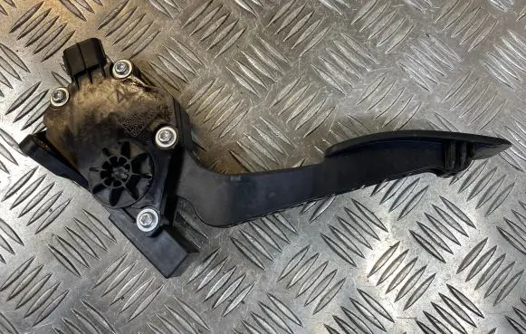 Subaru Impreza III Accelerator throttle pedal 1988007120 01L27B00267