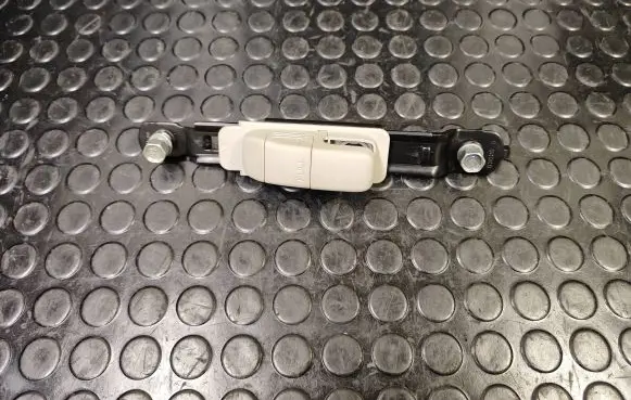Nissan Leaf I (ZE0) Seat belt adjustment rail 6096312A