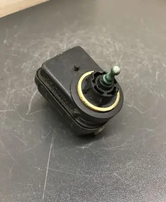 Renault Scenic I Headlight level adjustment motor R7700840141