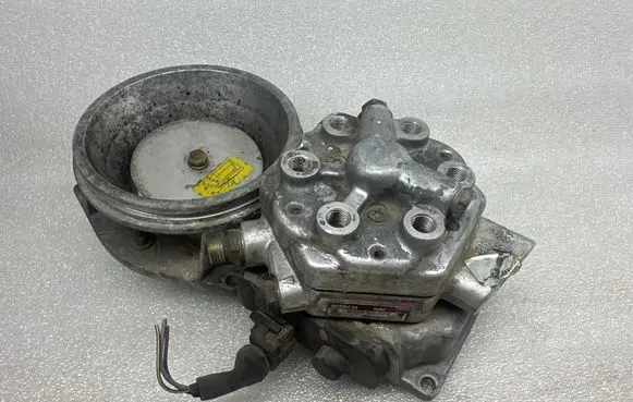 Audi 80 90 S2 B4 Fuel distributor 0438121049 0438101029 034133353C