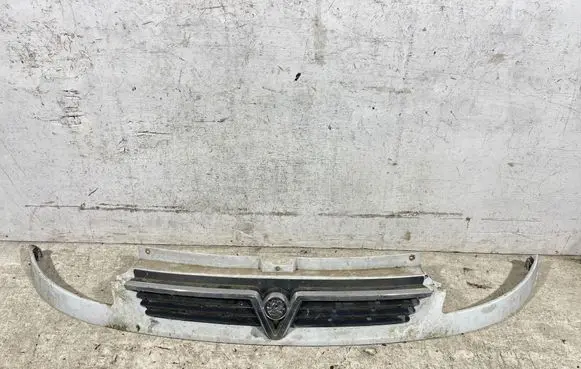 Opel Vivaro Front bumper upper radiator grill 8200044885 91166761