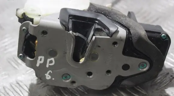 Opel Insignia A Front door lock