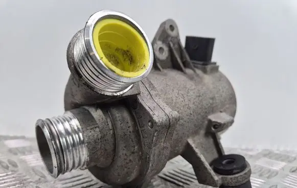 BMW 3 E90 E91 Water pump 7586928 70285303 29301252
