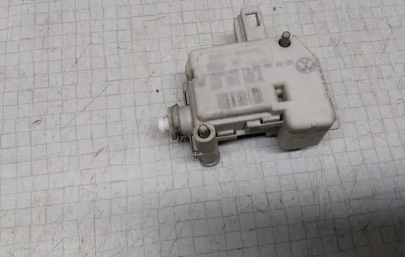 Seat Toledo I (1L) Central locking motor 1J6862159A 3B0959781B