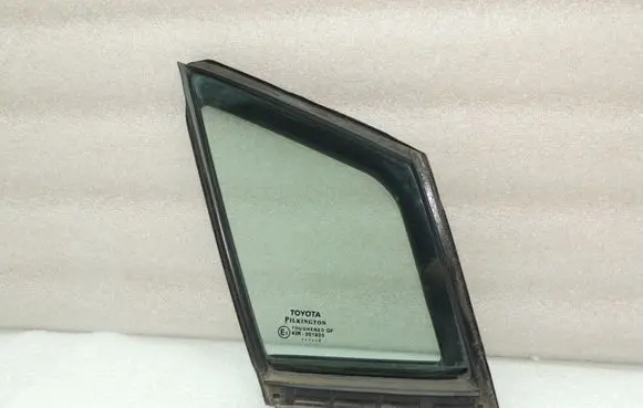 Toyota Avensis T270 Front door vent window glass four-door 6812505010