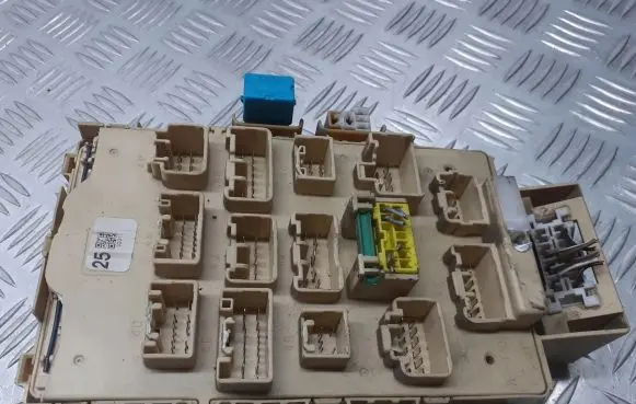 Toyota Yaris Fuse box cover 253231