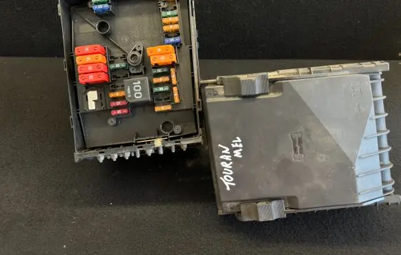 Volkswagen Touran I Fuse module 017181301