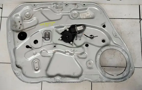 Hyundai i30 Front door window regulator with motor 824502R000