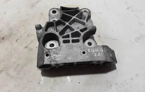 Engine mounting bracket