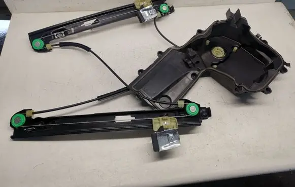 Front window lifting mechanism without motor