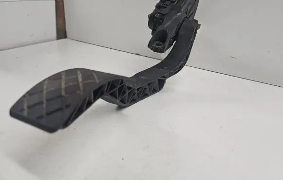 Volkswagen PASSAT B5.5 Accelerator throttle pedal 8D1721523F