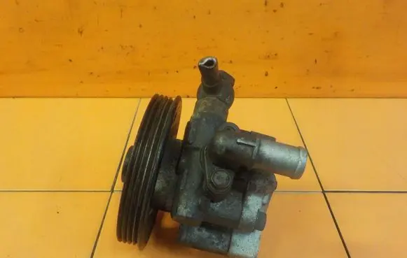 Opel Insignia A Power steering pump 13309333 30C2