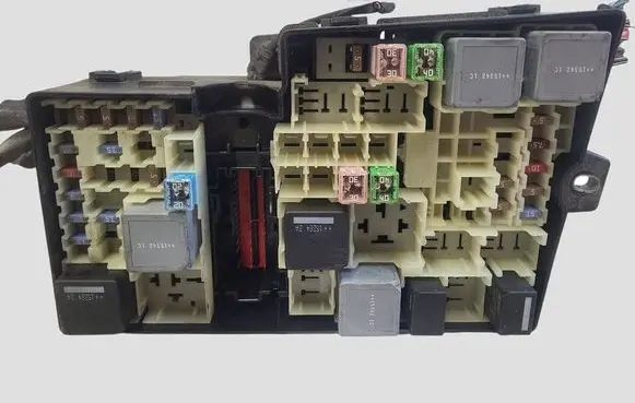 Volvo V40 Fuse module AV6T14AA067AD