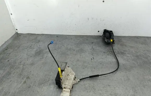Citroen Jumpy Front door lock 9681334980