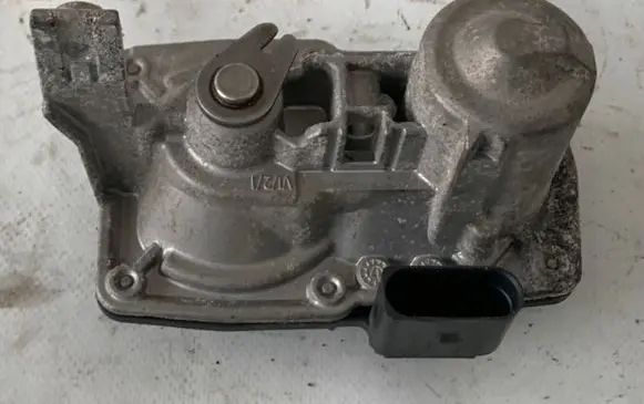 Volkswagen PASSAT B7 Other engine bay part 51500205
