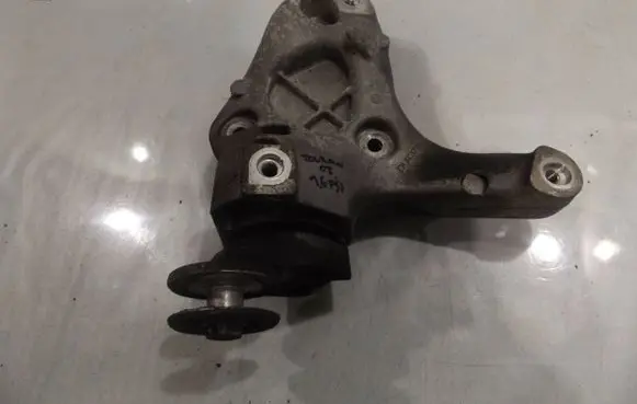 Volkswagen Touran I Engine mounting bracket 1K0266885B