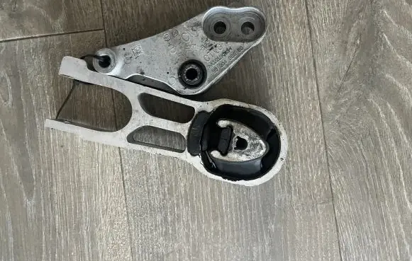 Opel Mokka B Engine mount bracket 9826463580