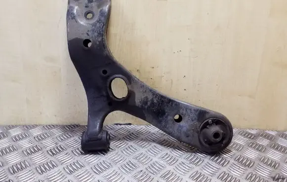 Toyota Avensis T270 Front lower control arm/wishbone