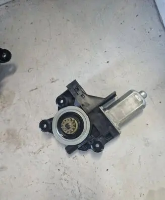 Volvo V70 Front door window regulator motor 970713102