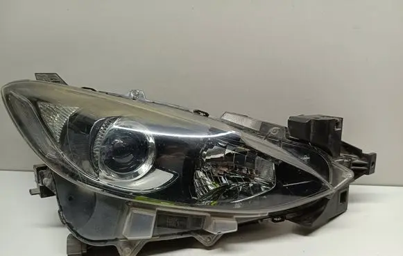 Mazda 3 II Headlight/headlamp B45A51030