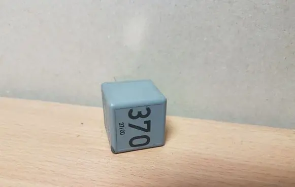 Volkswagen PASSAT B5 Other relay 8D0951253