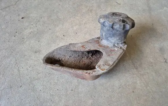 Audi 80 B1 Engine mounting bracket 823199341