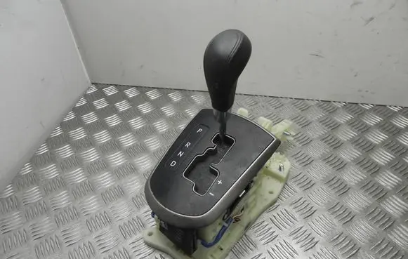Hyundai Accent Gear shifter/selector 467001R221 T7361