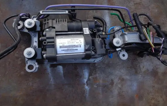 Porsche Macan (95B) Air suspension compressor/pump 95B616006D 15150000763