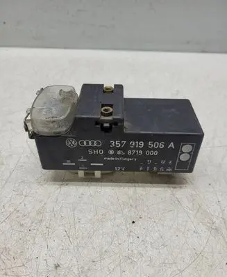 Volkswagen PASSAT B4 Coolant fan relay 357919506A