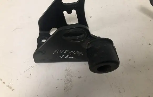 Toyota Avensis T270 Engine mounting bracket