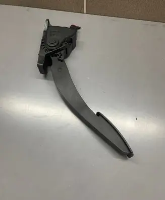 Opel Insignia B Accelerator throttle pedal 84657613 9210400000