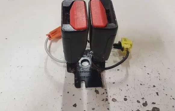 Volvo V40 Middle seatbelt buckle (rear) 31377484